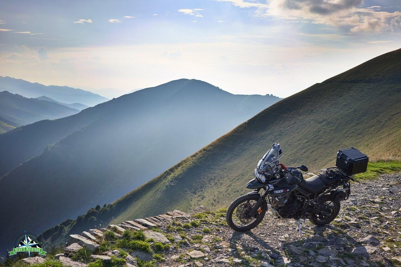 Passo dell Spluga e rifugio Venini: dall’asfalto svizzero alle strade militari di confine